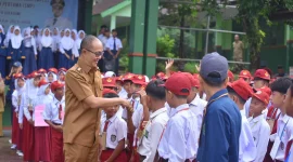 Wali Kota Sukabumi, Ayep Zaki, menghadiri kegiatan MPLS se-Kota Sukabumi yang dipusatkan di SMP Negeri 7, di Jalan Caringin Ngumbang, Kecamatan Warudoyong, pada Senin (24/7). Foto: Humas Pemkot Sukabumi.