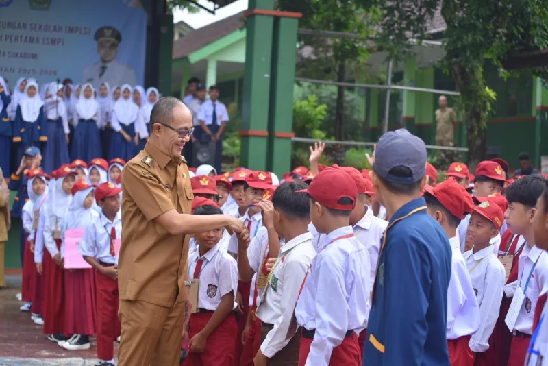Wali Kota Sukabumi, Ayep Zaki, menghadiri kegiatan MPLS se-Kota Sukabumi yang dipusatkan di SMP Negeri 7, di Jalan Caringin Ngumbang, Kecamatan Warudoyong, pada Senin (24/7). Foto: Humas Pemkot Sukabumi.