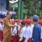 Wali Kota Sukabumi, Ayep Zaki, menghadiri kegiatan MPLS se-Kota Sukabumi yang dipusatkan di SMP Negeri 7, di Jalan Caringin Ngumbang, Kecamatan Warudoyong, pada Senin (24/7). Foto: Humas Pemkot Sukabumi.