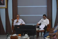 Wali Kota Sukabumi, Ayep Zaki (kiri), menghadiri presentasi penanganan sampah yang dipaparkan oleh Kepala DLH, di Ruang Utama Balai Kota Sukabumi, pada Rabu (23/7). Foto: Humas Pemkot Sukabumi.