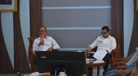 Wali Kota Sukabumi, Ayep Zaki (kiri), menghadiri presentasi penanganan sampah yang dipaparkan oleh Kepala DLH, di Ruang Utama Balai Kota Sukabumi, pada Rabu (23/7). Foto: Humas Pemkot Sukabumi.