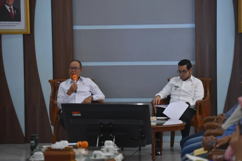 Wali Kota Sukabumi, Ayep Zaki (kiri), menghadiri presentasi penanganan sampah yang dipaparkan oleh Kepala DLH, di Ruang Utama Balai Kota Sukabumi, pada Rabu (23/7). Foto: Humas Pemkot Sukabumi.