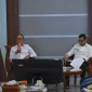 Wali Kota Sukabumi, Ayep Zaki (kiri), menghadiri presentasi penanganan sampah yang dipaparkan oleh Kepala DLH, di Ruang Utama Balai Kota Sukabumi, pada Rabu (23/7). Foto: Humas Pemkot Sukabumi.