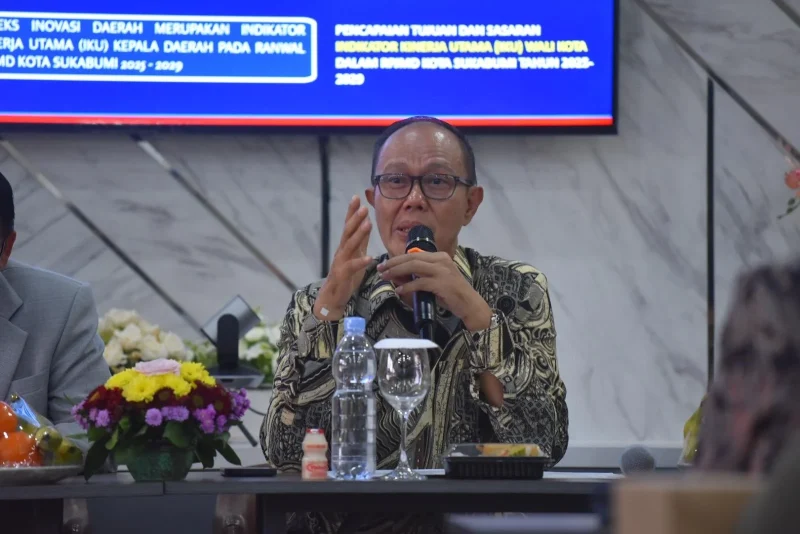 Wali Kota Sukabumi, Ayep Zaki, saat memberikan sambutan dalam bimtek pelaporan inovasi daerah yang dilaksanakan di Bappeda, pada Kamis (24/7). Foto: Humas Pemkot Sukabumi.