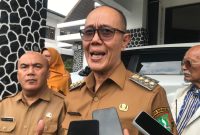 Wali Kota Sukabumi, Ayep Zaki, saat diwawancarai awak media. Foto: Nuria Ariawan.