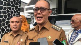 Wali Kota Sukabumi, Ayep Zaki, saat diwawancarai awak media. Foto: Nuria Ariawan.