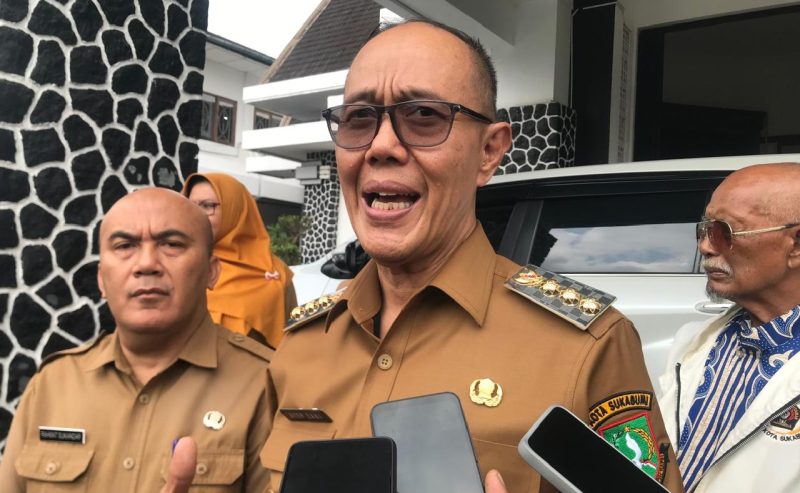 Wali Kota Sukabumi, Ayep Zaki, saat diwawancarai awak media. Foto: Nuria Ariawan.