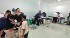 Tim medis RSUD R. Syamsudin, SH Kota Sukabumi turut berpartisipasi dalam kegiatan khitanan massal gratis yang digelar di GOR Merdeka, Kecamatan Cikole, pada Jumat (25/7). Foto: Istimewa.