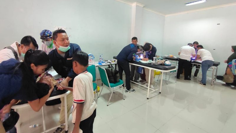 Tim medis RSUD R. Syamsudin, SH Kota Sukabumi turut berpartisipasi dalam kegiatan khitanan massal gratis yang digelar di GOR Merdeka, Kecamatan Cikole, pada Jumat (25/7). Foto: Istimewa.