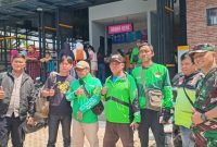 Sejumlah pengemudi ojol usai menggeruduk Gerai Mie Gacoan di Jalan Otista, Kelurahan Kebonjati, Kecamatan Cikole, pada Kamis (31/7). Foto: Istimewa.