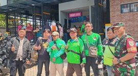Sejumlah pengemudi ojol usai menggeruduk Gerai Mie Gacoan di Jalan Otista, Kelurahan Kebonjati, Kecamatan Cikole, pada Kamis (31/7). Foto: Istimewa.