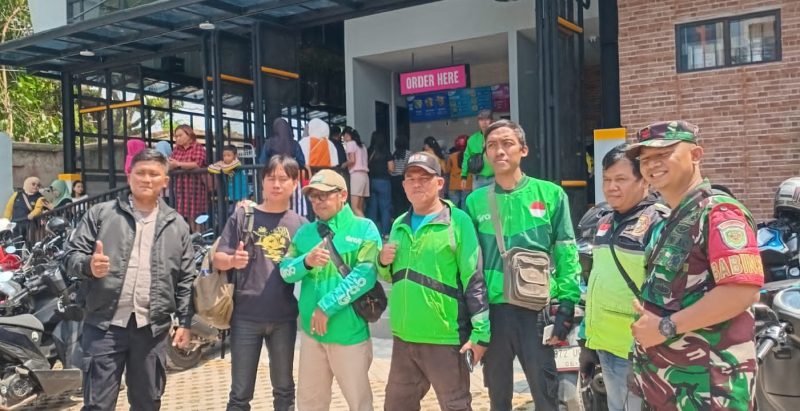 Sejumlah pengemudi ojol usai menggeruduk Gerai Mie Gacoan di Jalan Otista, Kelurahan Kebonjati, Kecamatan Cikole, pada Kamis (31/7). Foto: Istimewa.