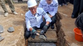 Wali Kota Sukabumi, Ayep Zaki, saat meletakkan batu pertama Gedung Dekranasda di salah satu kawasan cafe di Jalan Kenari, Kelurahan Selabatu, Kecamatan Cikole, pada Selasa (1/7). Foto: Nuria Ariawan.