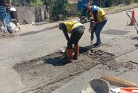 Tim Anti Jalan Bolong DPUTR Kota Sukabumi, saat melakukan pemeliharaan di salah satu ruas jalan di Kota Sukabumi. Foto: Istimewa.