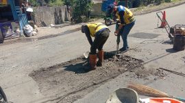 Tim Anti Jalan Bolong DPUTR Kota Sukabumi, saat melakukan pemeliharaan di salah satu ruas jalan di Kota Sukabumi. Foto: Istimewa.