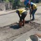 Tim Anti Jalan Bolong DPUTR Kota Sukabumi, saat melakukan pemeliharaan di salah satu ruas jalan di Kota Sukabumi. Foto: Istimewa.