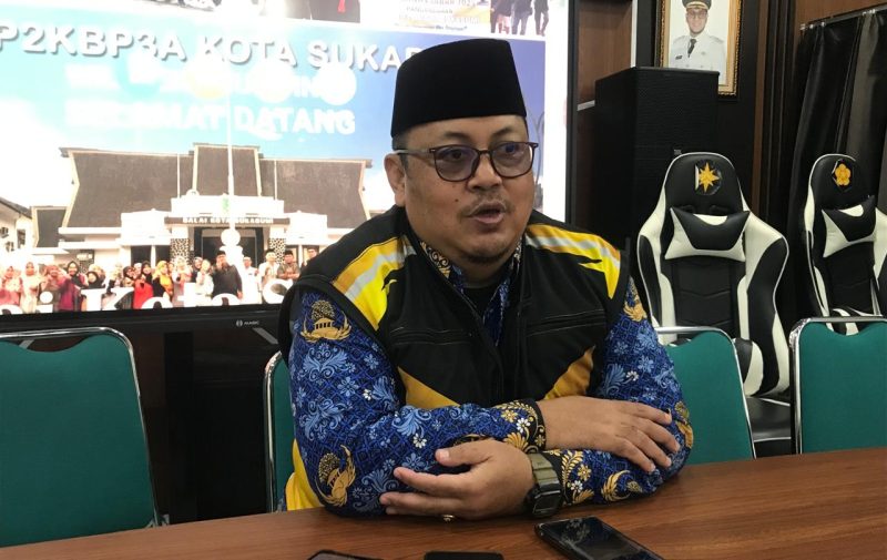 Kepala DP2KBP3A Kota Sukabumi, Yadi Mulyadi, saat diwawancarai awak media. Foto: Nuria Ariawan.