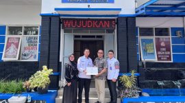 Penyerahan piagam penghargaan secara simbolis dari BNNK Sukabumi kepada Lapas Kelas IIB Sukabumi. Foto: Humas Lapas Sukabumi.