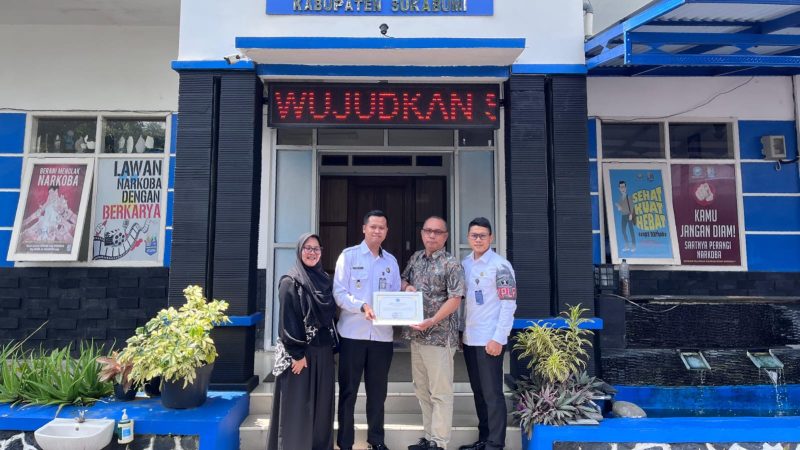 Penyerahan piagam penghargaan secara simbolis dari BNNK Sukabumi kepada Lapas Kelas IIB Sukabumi. Foto: Humas Lapas Sukabumi.