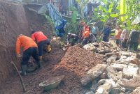 Petugas BPBD bersama warga setempat saat melakukan asesmen TPT Ambruk di Kota Sukabumi, pada beberapa waktu lalu. Foto: Istimewa.