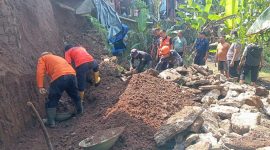 Petugas BPBD bersama warga setempat saat melakukan asesmen TPT Ambruk di Kota Sukabumi, pada beberapa waktu lalu. Foto: Istimewa.