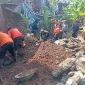 Petugas BPBD bersama warga setempat saat melakukan asesmen TPT Ambruk di Kota Sukabumi, pada beberapa waktu lalu. Foto: Istimewa.