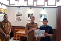 Pemkot Sukabumi salurkan bantuan hibah ke salah satu LPM dan lembaga sosial di Ruang Utama Setda Kota Sukabumi, pada Senin (21/7).