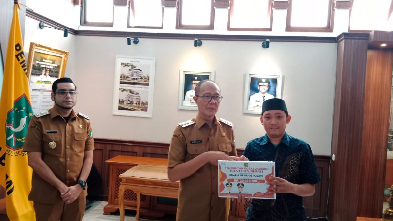 Pemkot Sukabumi salurkan bantuan hibah ke salah satu LPM dan lembaga sosial di Ruang Utama Setda Kota Sukabumi, pada Senin (21/7).