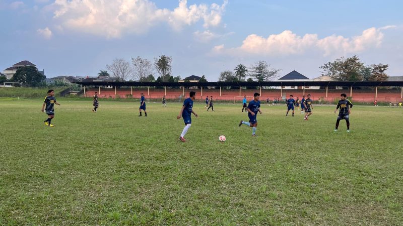 Pertandingan sepakbola persahabatan antara ASN Pemkot Sukabumi bersama media massa yang berlangsung di Stadion Suryakencana, pada Rabu (23/7). Foto: Istimewa.