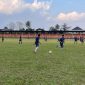 Pertandingan sepakbola persahabatan antara ASN Pemkot Sukabumi bersama media massa yang berlangsung di Stadion Suryakencana, pada Rabu (23/7). Foto: Istimewa.