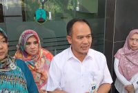Plt Direktur RSUD R. Syamsudin SH, Yanyan Rusyandi, saat diwawancarai awak media. Foto: Nuria Ariawan.