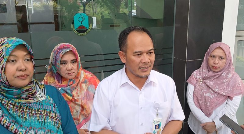 Plt Direktur RSUD R. Syamsudin SH, Yanyan Rusyandi, saat diwawancarai awak media. Foto: Nuria Ariawan.