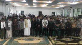 Poto bersama Wali Kota Ayep Zaki, dan Wakil Wali Kota Sukabumi Bobby Maulana, beserta unsur Forkopimda di harlah MUI yang ke-50 di Gedung Puski, pada Sabtu (26/7). Nuria Ariawan