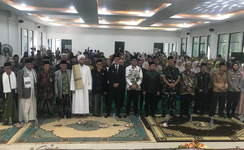 Poto bersama Wali Kota Ayep Zaki, dan Wakil Wali Kota Sukabumi Bobby Maulana, beserta unsur Forkopimda di harlah MUI yang ke-50 di Gedung Puski, pada Sabtu (26/7). Nuria Ariawan