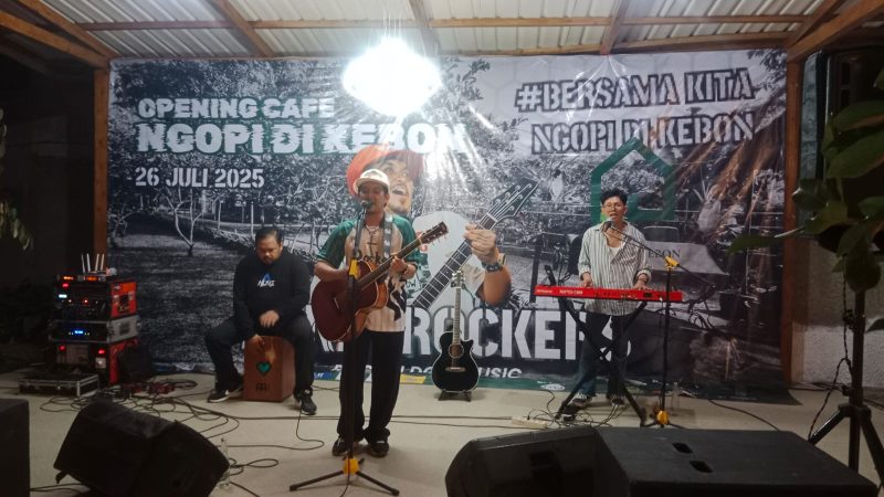 Live musik Ngopi di Kebon Awi di Kelurahan Karang Tengah, Kecamatan Gunungpuyuh, Kota Sukabumi.