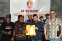 Sejumlah santri dan alumni Ponpes Dzikir Al-Fath Sukabumi usai melaporkan pencemaran nama baik KH. Fajar Laksana di akun media sosial ke Mapolres Sukabumi Kota, pada Selasa (29/7). Foto: Nuria Ariawan.