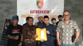Sejumlah santri dan alumni Ponpes Dzikir Al-Fath Sukabumi usai melaporkan pencemaran nama baik KH. Fajar Laksana di akun media sosial ke Mapolres Sukabumi Kota, pada Selasa (29/7). Foto: Nuria Ariawan.