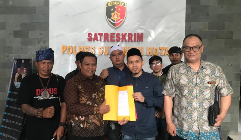 Sejumlah santri dan alumni Ponpes Dzikir Al-Fath Sukabumi usai melaporkan pencemaran nama baik KH. Fajar Laksana di akun media sosial ke Mapolres Sukabumi Kota, pada Selasa (29/7). Foto: Nuria Ariawan.