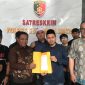 Sejumlah santri dan alumni Ponpes Dzikir Al-Fath Sukabumi usai melaporkan pencemaran nama baik KH. Fajar Laksana di akun media sosial ke Mapolres Sukabumi Kota, pada Selasa (29/7). Foto: Nuria Ariawan.
