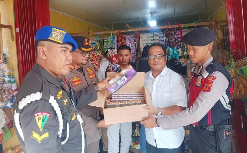 Hasil operasi gabungan peredaran batang rokok ilegal yang disita petugas di sejumlah titik di Kota Sukabumi, pada Selasa (29/7). Foto: Nuria Ariawan.