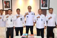 Poto bersama Wali Kota Sukabumi, Ayep Zaki, dan Kepala Lapas Kelas IIB Sukabumi, Budi Hardiono, beserta jajaran usai melakukan audiensi, pada Rabu (30/7). Foto: Humas Lapas Sukabumi.