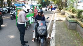 Salah satu pengendara sepeda motor yang terjaring Operasi Patuh Lodaya 2025 di Jalan Jalan KH. Ahmad Sanusi, Kota Sukabumi, pada Rabu (16/7). Foto: Nuria Ariawan.