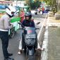 Salah satu pengendara sepeda motor yang terjaring Operasi Patuh Lodaya 2025 di Jalan Jalan KH. Ahmad Sanusi, Kota Sukabumi, pada Rabu (16/7). Foto: Nuria Ariawan.