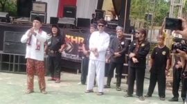 Penutupan Milangkala ke-7 Paguyuban Padjadjaran Anyar di Palabuhanratu meriahkan budaya, meski Abah Firman kecewa kepala daerah tak hadir.