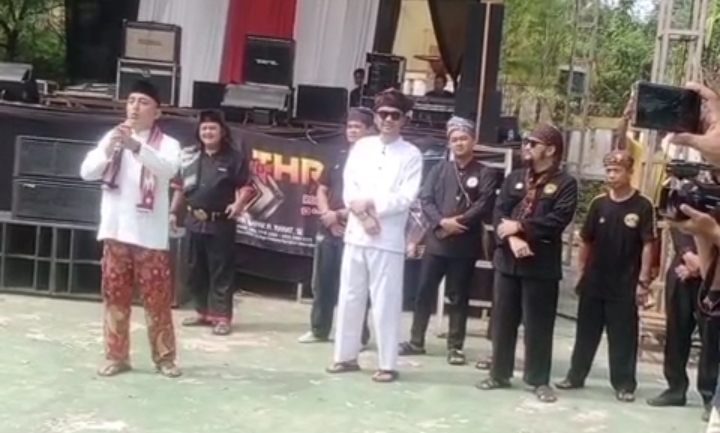 Penutupan Milangkala ke-7 Paguyuban Padjadjaran Anyar di Palabuhanratu meriahkan budaya, meski Abah Firman kecewa kepala daerah tak hadir.