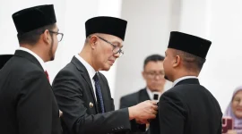 Wali Kota Sukabumi, Ayep Zaki, saat memberikan tanda kehormatan Satyalancana Karya Satya yang berlangsung di Gedung Juang 45, pada Selasa (12/8/2025). Foto: Humas Pemkot Sukabumi.
