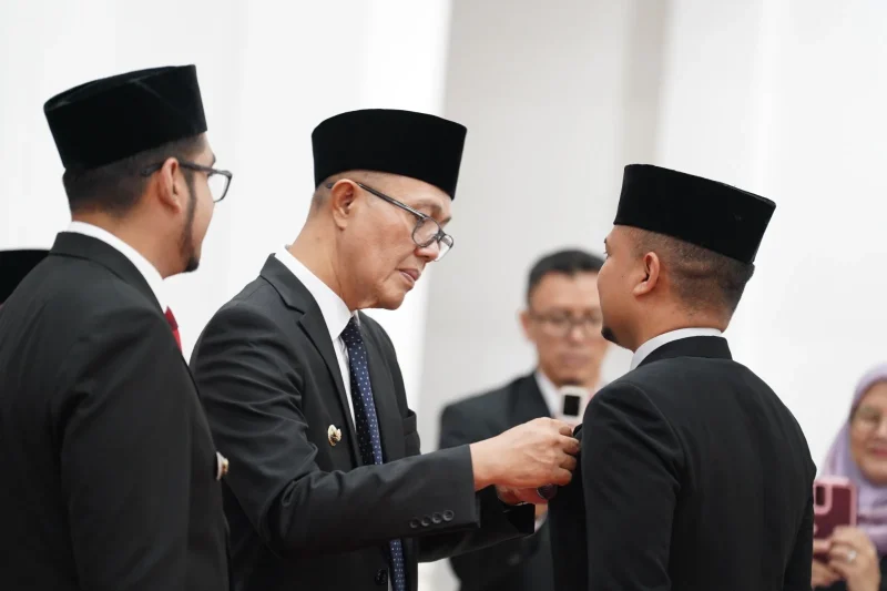 Wali Kota Sukabumi, Ayep Zaki, saat memberikan tanda kehormatan Satyalancana Karya Satya yang berlangsung di Gedung Juang 45, pada Selasa (12/8/2025). Foto: Humas Pemkot Sukabumi.
