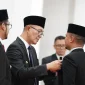 Wali Kota Sukabumi, Ayep Zaki, saat memberikan tanda kehormatan Satyalancana Karya Satya yang berlangsung di Gedung Juang 45, pada Selasa (12/8/2025). Foto: Humas Pemkot Sukabumi.