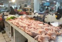 Pedagang daging ayam di Pasar Pelita Kota Sukabumi. Foto: Boy.