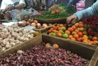 Sejumlah harga bapokting yang dijual di Pasar Kota Sukabumi. Foto: Boy